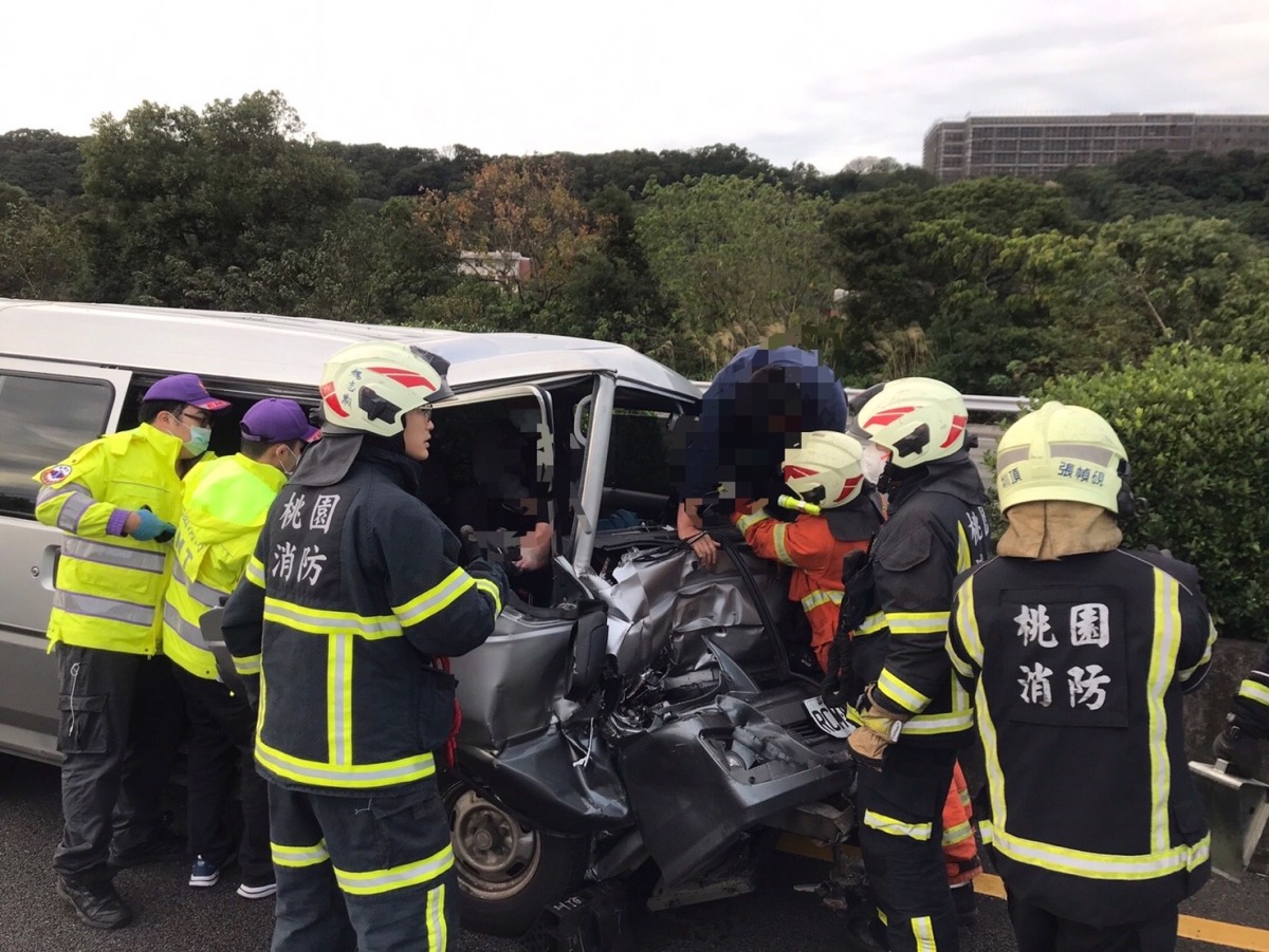 【有片】國3北上大溪段2車事故 1男疑遭彈飛躺地昏迷 S 3057453