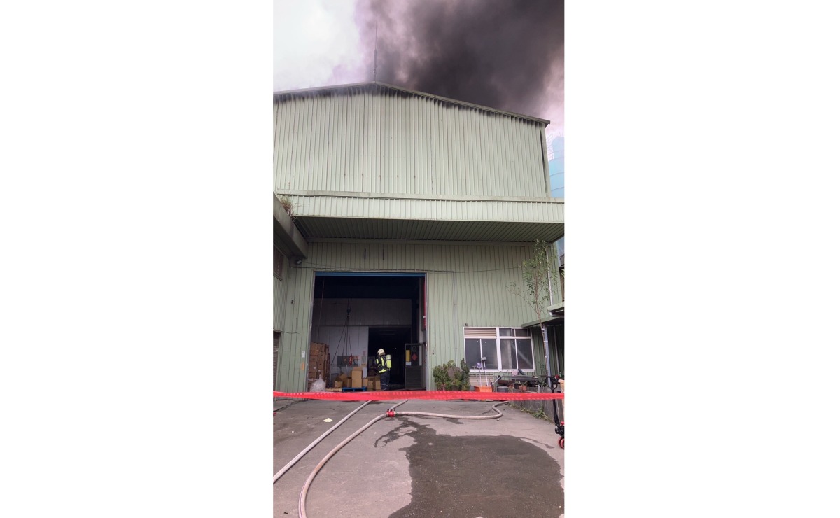 【有片】平鎮鐵皮工廠驚傳火警 濃黑煙直竄天際