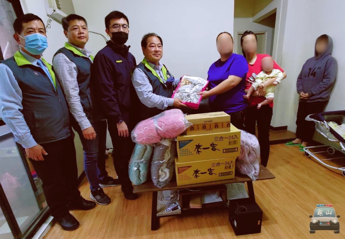 父入獄母獨撐家計養6兒 龜山警攜手社福團體送暖 S 41656375