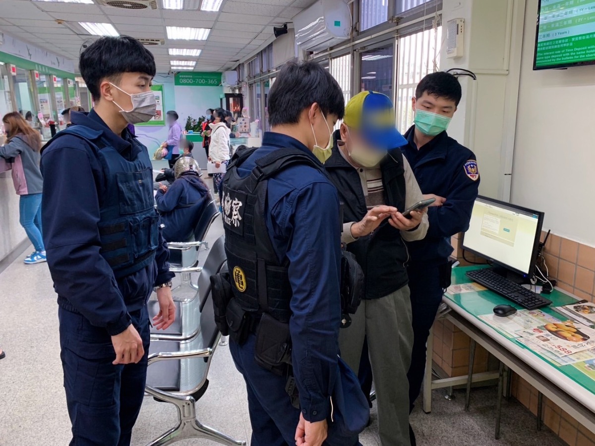 74歲翁戀上「戰地情人」急匯15萬救助 龜山警聯合行員力擋保老本 S 41803803
