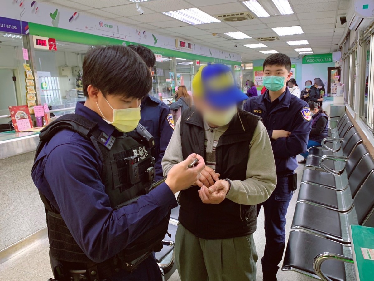 74歲翁戀上「戰地情人」急匯15萬救助 龜山警聯合行員力擋保老本 S 41803806