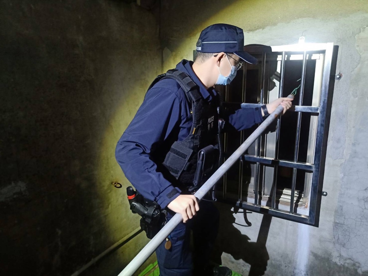 7旬翁在家跌倒無法起身 龜山警出妙招破門救人 S 41828421