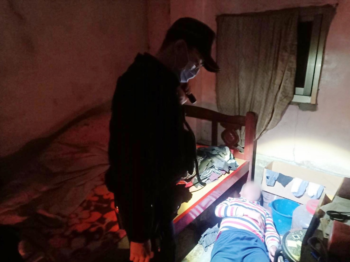 7旬翁在家跌倒無法起身 龜山警出妙招破門救人 S 41828425