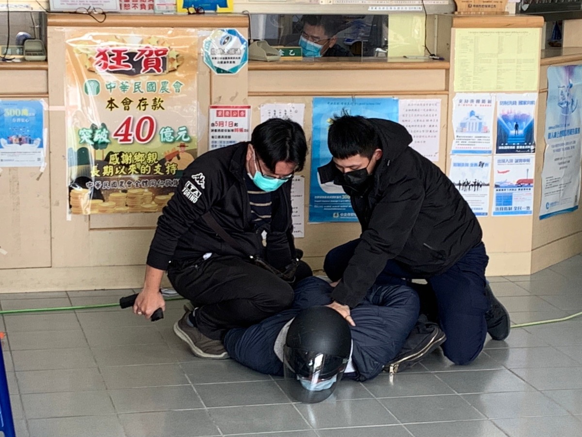 口罩男持槍闖入!壢警迅速壓制 農會防搶演練圓滿落幕 S 43188262