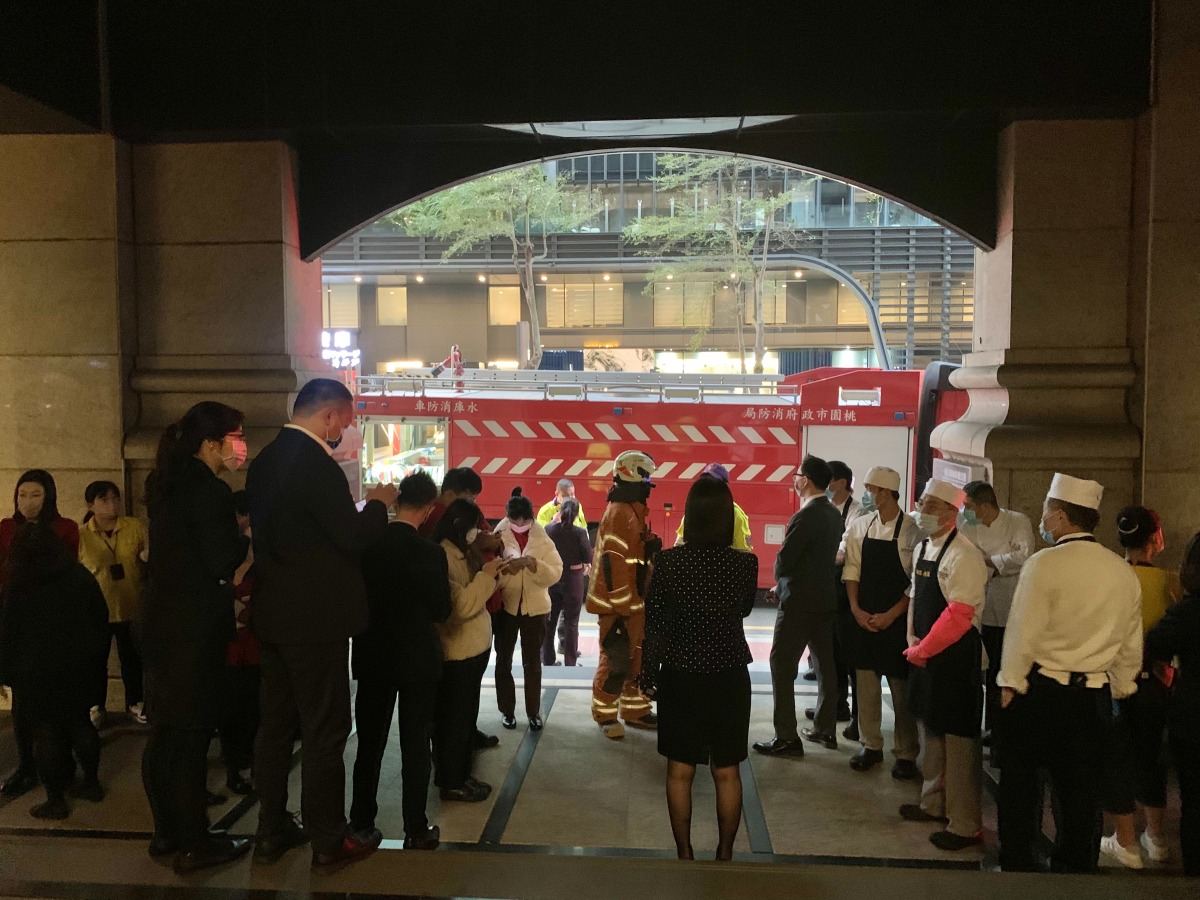 桃園福容飯店火警濃煙四起 消防局出動10車搶救 S 454213649