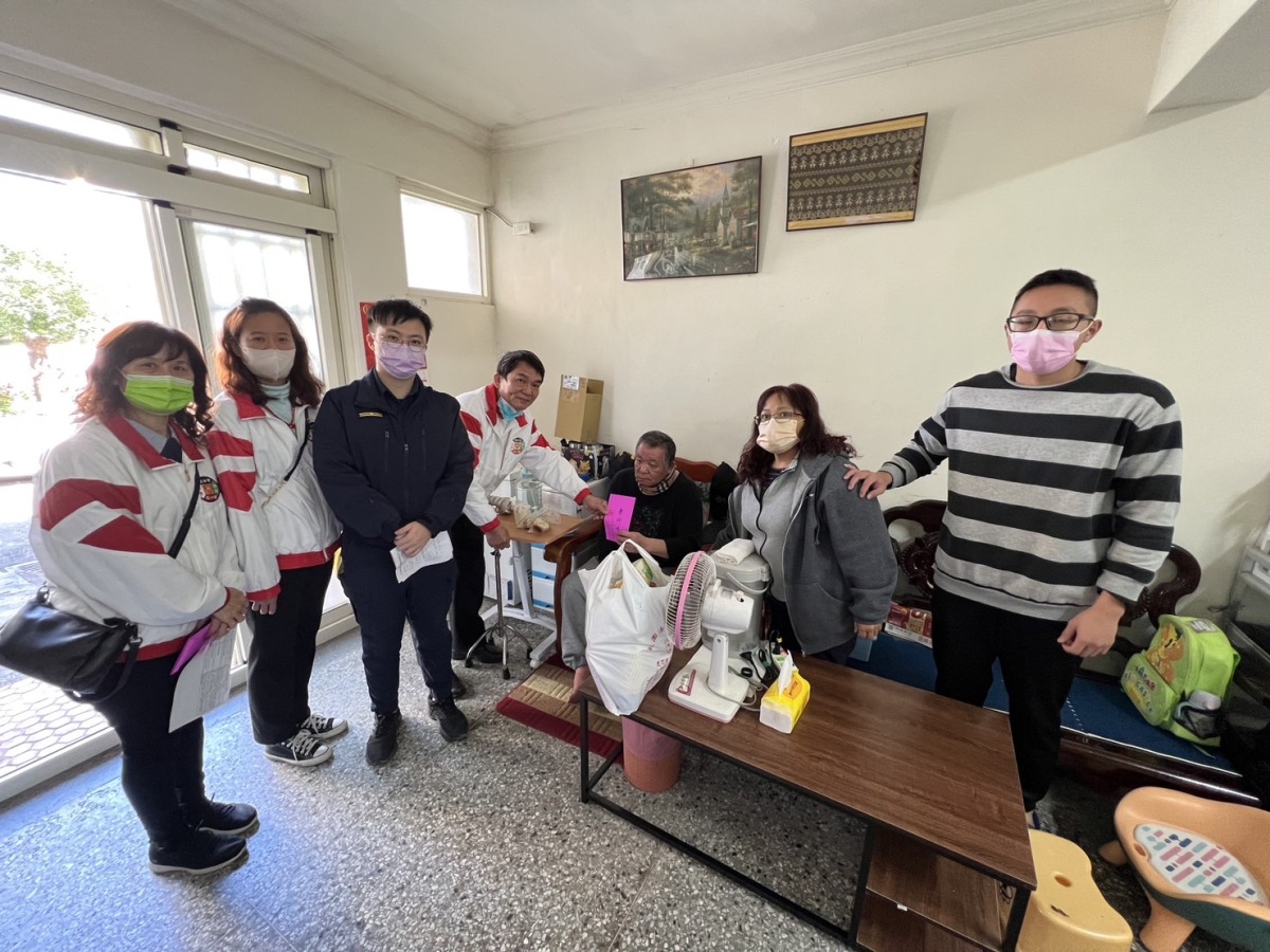 寒冬送暖!八德警結合善心團體助弱勢家庭過好年 S 47284681