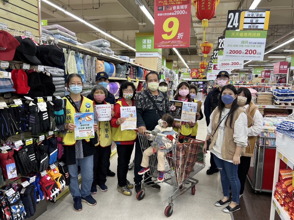 採買年貨人潮增 楊梅警前進賣場宣導防扒竊 S 52273210