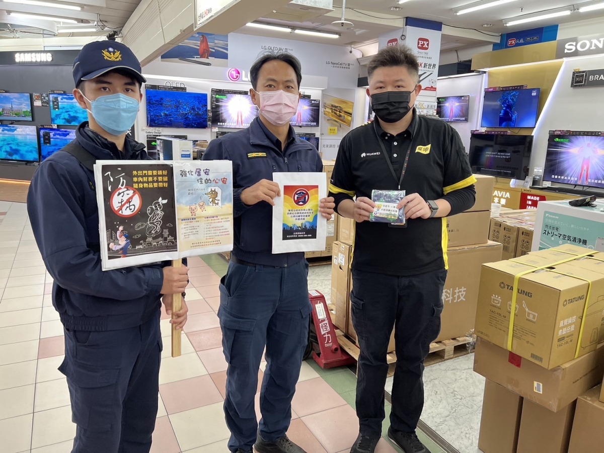 採買年貨人潮增 楊梅警前進賣場宣導防扒竊 S 52273216