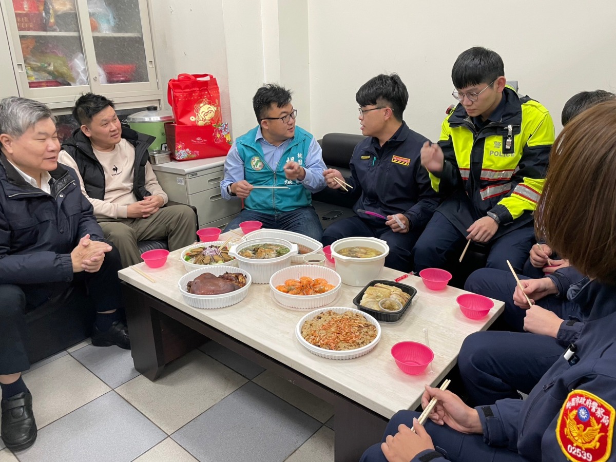 平警春節維護治安不打烊 議員楊家俍暖心加菜 S 53543067