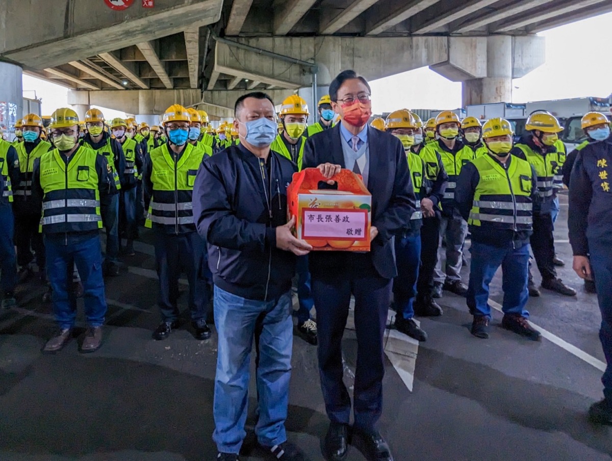 春節掃除垃圾暴增 張善政慰勞清潔隊員從今年起調整福利措施 S 5808280