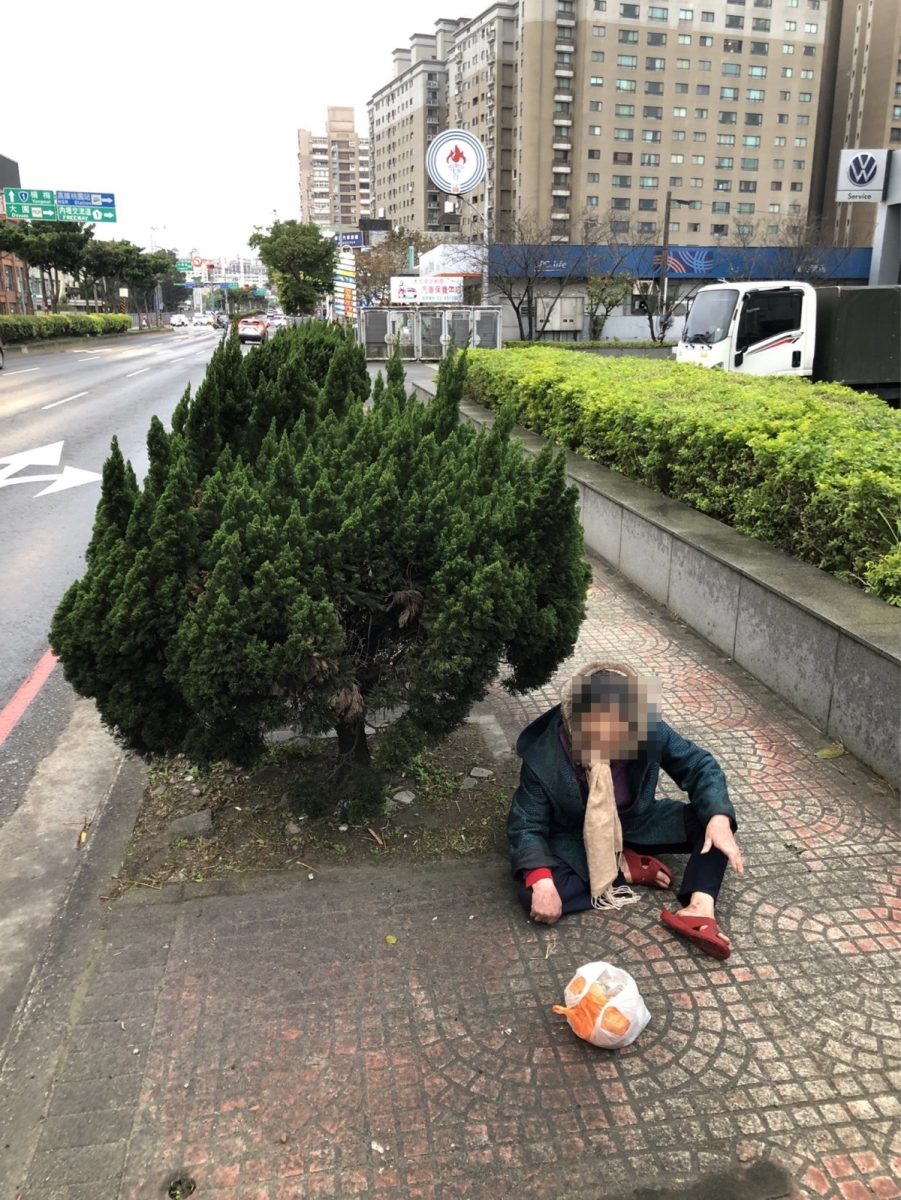 失智老婦寒風獨坐路旁 中壢警除夕夜協助返家團圓 S 58114078 scaled