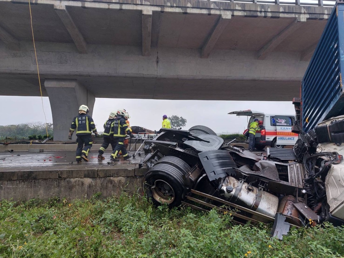驚險!聯結車台61線新屋段滾下高架橋 駕駛自行脫困 S 636574