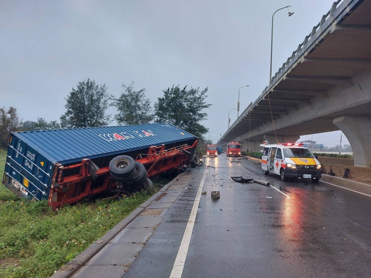 驚險!聯結車台61線新屋段滾下高架橋 駕駛自行脫困 S 636583