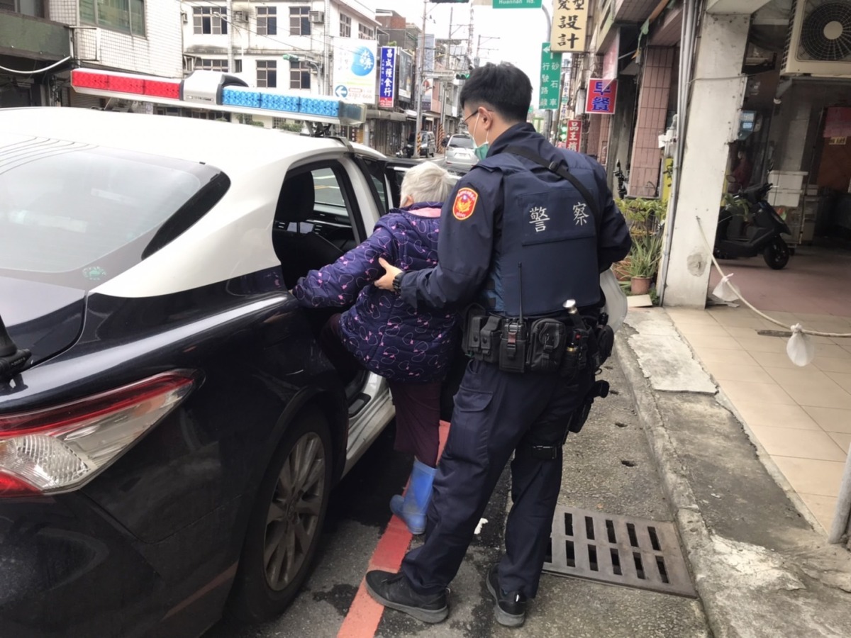 冷到凍未條!8旬婦蹲坐路邊表情痛苦 楊梅警及時伸援 S 6799378