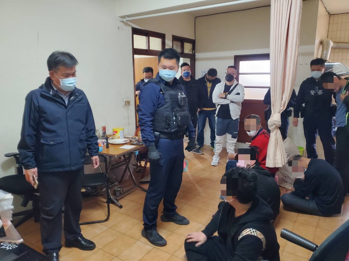 【有片】5人遭拘禁!1被害人逃出求援 楊梅警破門逮5詐團成員 S 6987985