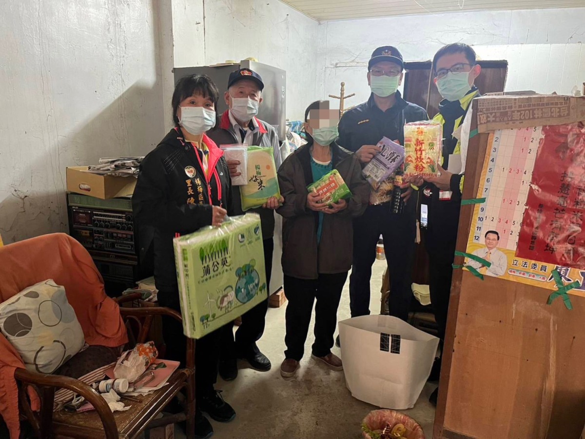 楊梅富岡派出所寒冬送暖 關懷社區獨老 S 7078154