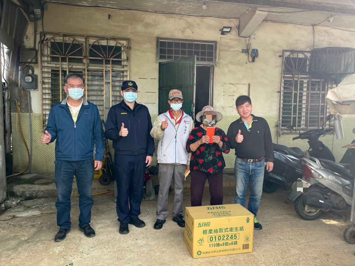 安心過年!楊梅警攜手地方善心人士 春節前關懷清寒弱勢 S 7184414