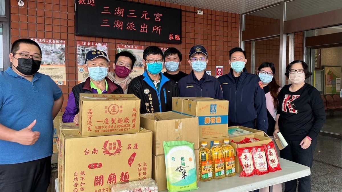 安心過年!楊梅警攜手地方善心人士 春節前關懷清寒弱勢 S 7184420