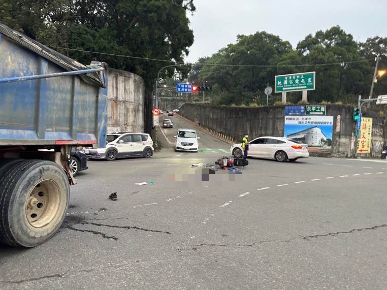 【有片】捲曳引車底遭拖行 7旬騎士送醫不治 S 7258172