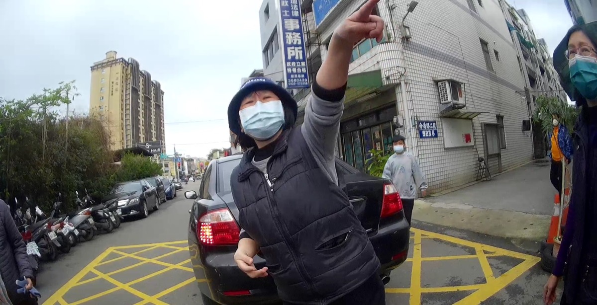 喑啞婦迷途街頭 八德暖警「比手劃腳」助平安返家 S 9339354