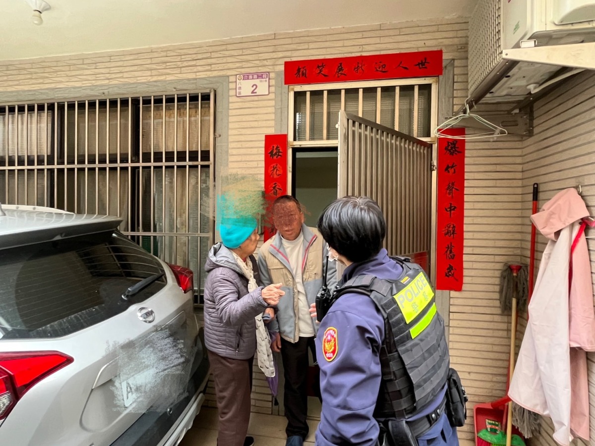 喑啞婦迷途街頭 八德暖警「比手劃腳」助平安返家 S 9339355