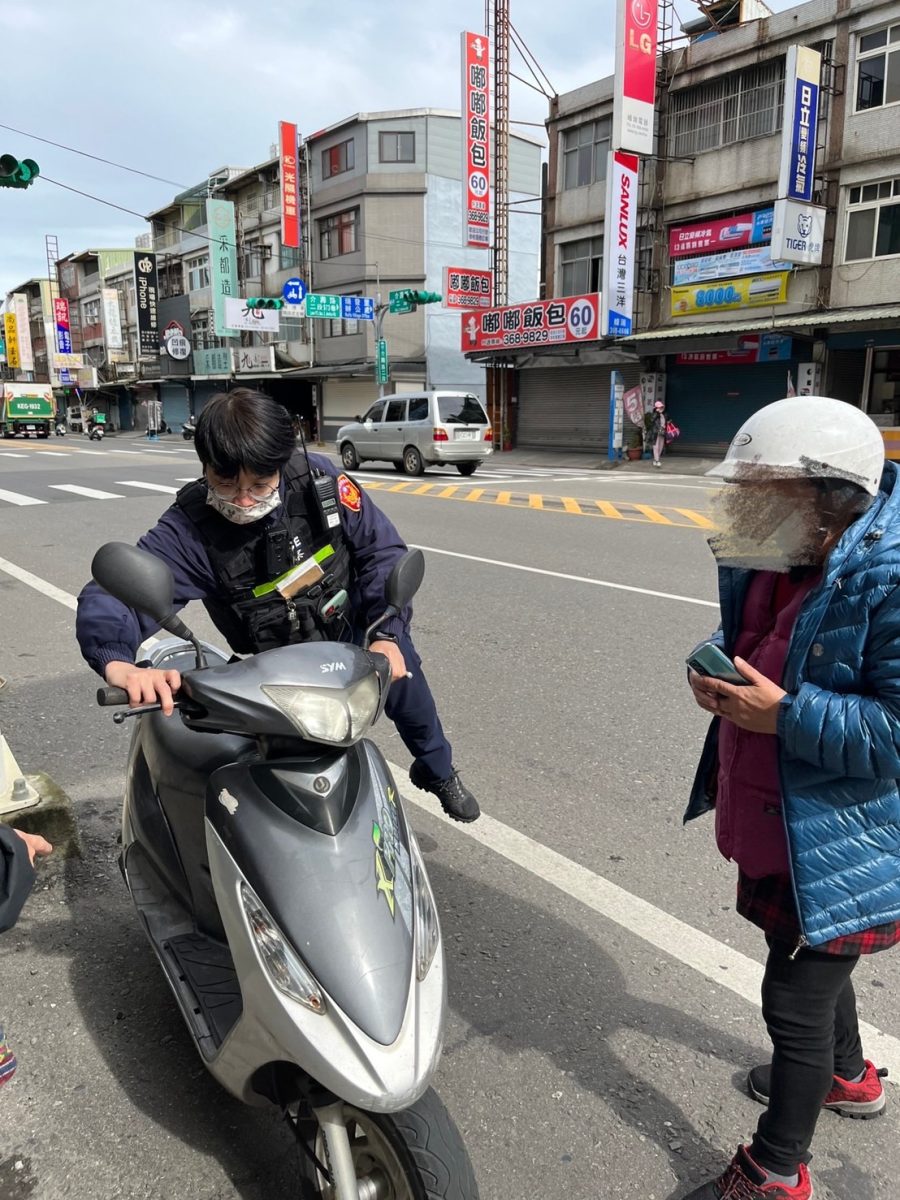 婦人假期機車拋錨受困路中 八德暖警協助找車行 S 9339627 scaled