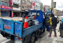 婦人假期機車拋錨受困路中 八德暖警協助找車行