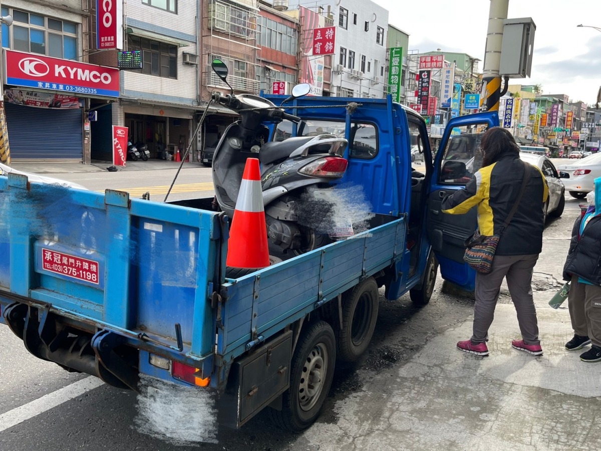 婦人假期機車拋錨受困路中 八德暖警協助找車行 S 9339631