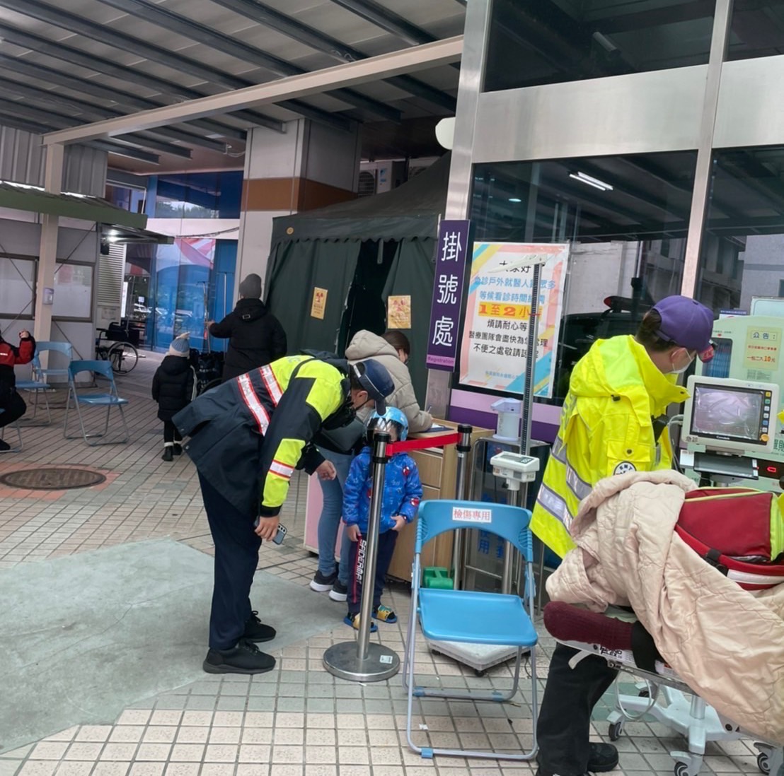 【有片】4歲童腹痛急就醫 八德暖警10分鐘專車護送 S 9347100