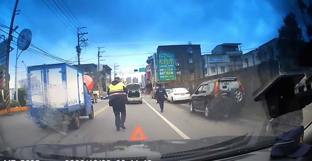 自小客突熄火卡路中 八德警推車恢復交通順暢 S 9445454
