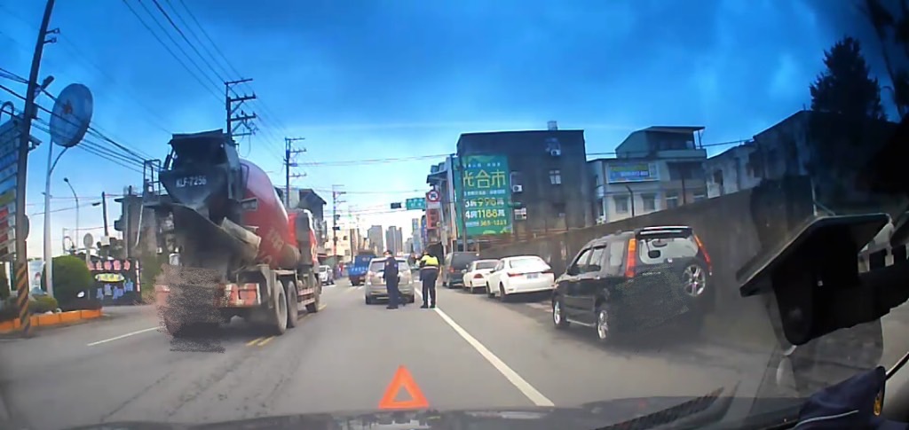 自小客突熄火卡路中 八德警推車恢復交通順暢 S 9445456