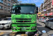 【有片】驚險瞬間!婦人騎車迴轉 誤闖曳引車盲區遭輾壓