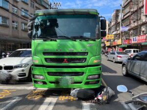 【有片】驚險瞬間!婦人騎車迴轉 誤闖曳引車盲區遭輾壓