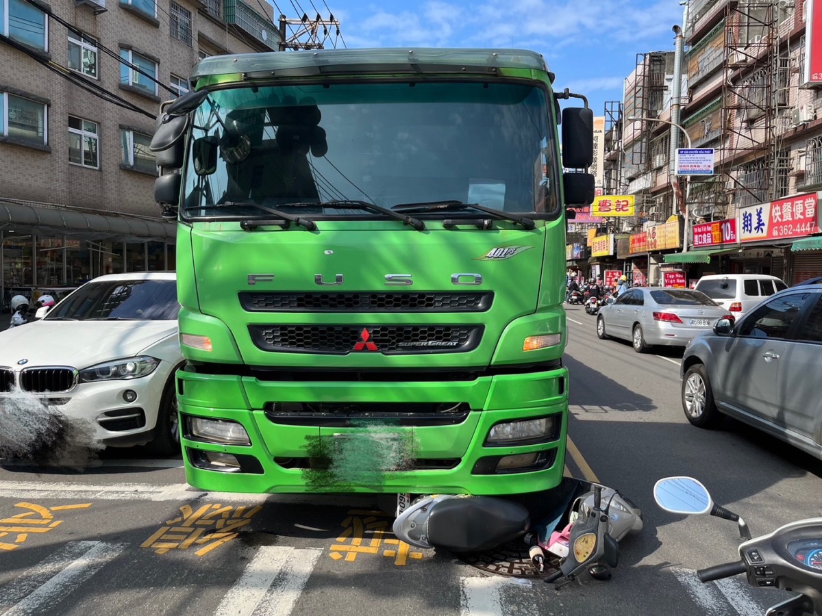 【有片】驚險瞬間!婦人騎車迴轉 誤闖曳引車盲區遭輾壓 S 9560147 0