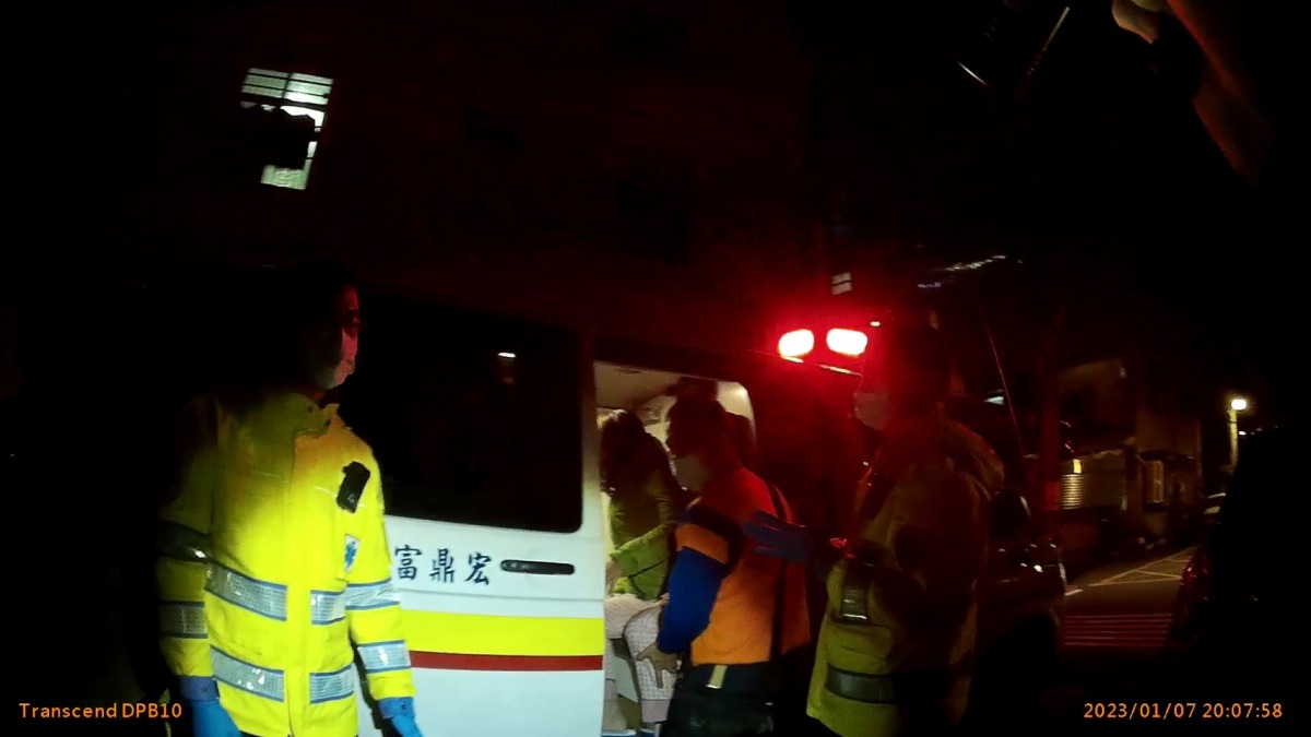 女子不慎滑倒男友急打110 八德警助護送就醫 S 9584872