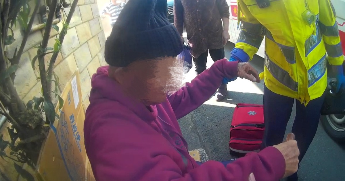 9旬翁不慎摔倒無力起身 八德暖警勸說助就醫 S 9691678