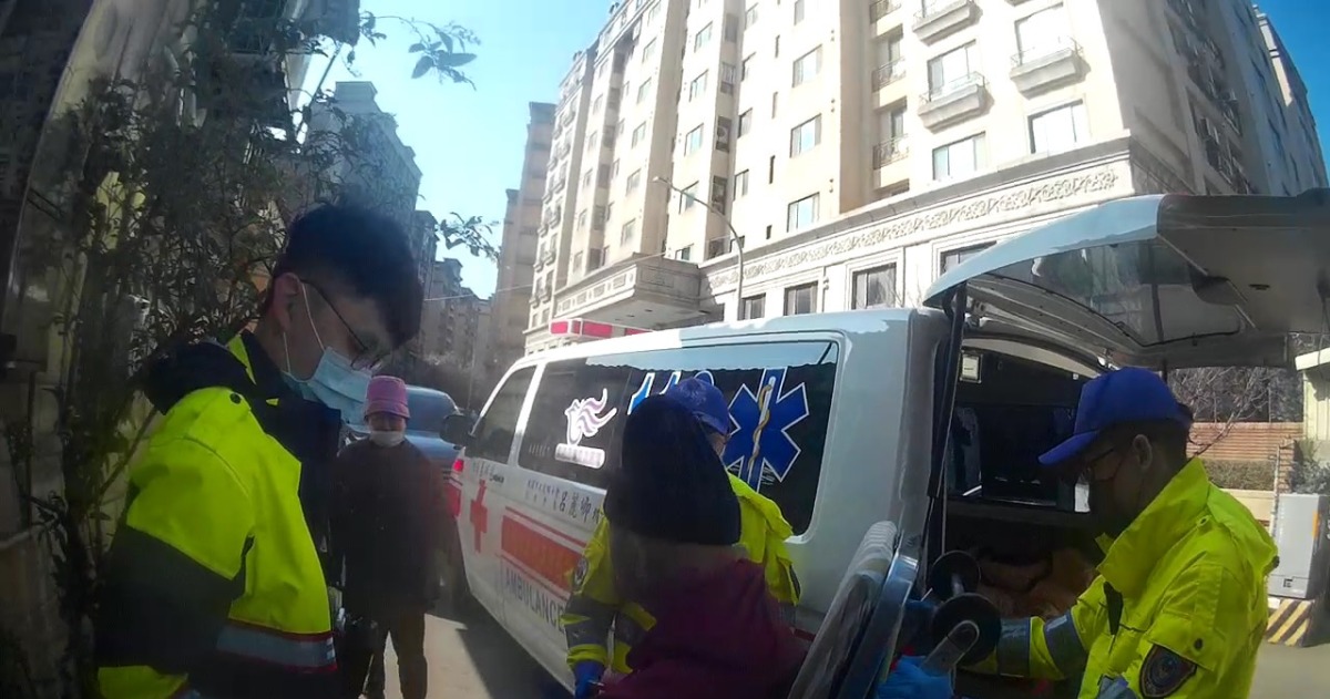 9旬翁不慎摔倒無力起身 八德暖警勸說助就醫 S 9691679
