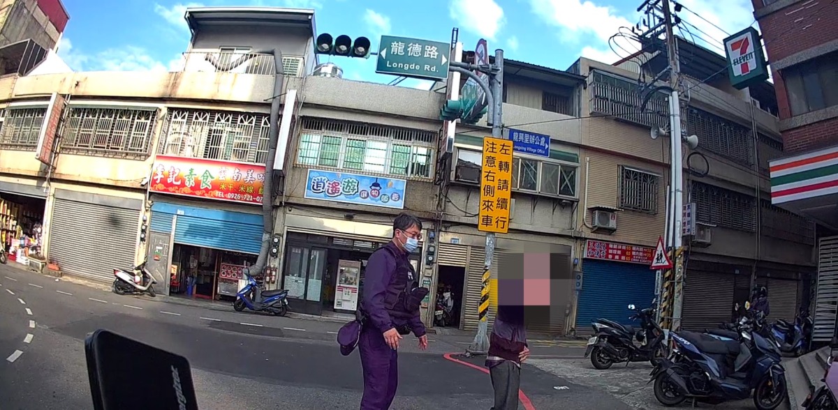 8旬翁迷途平鎮走到八德 暖警助平安返家 S 9748502