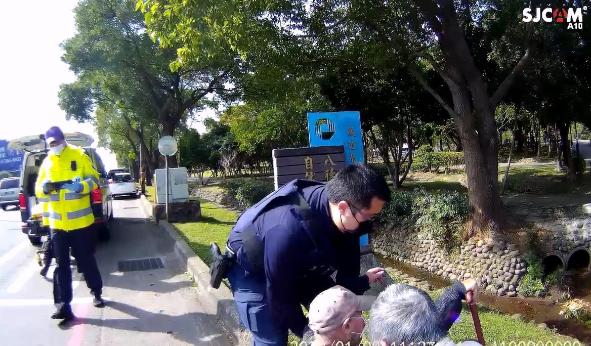 8旬榮民外出跌倒坐路旁 八德暖警護送平安返回 S 9764888