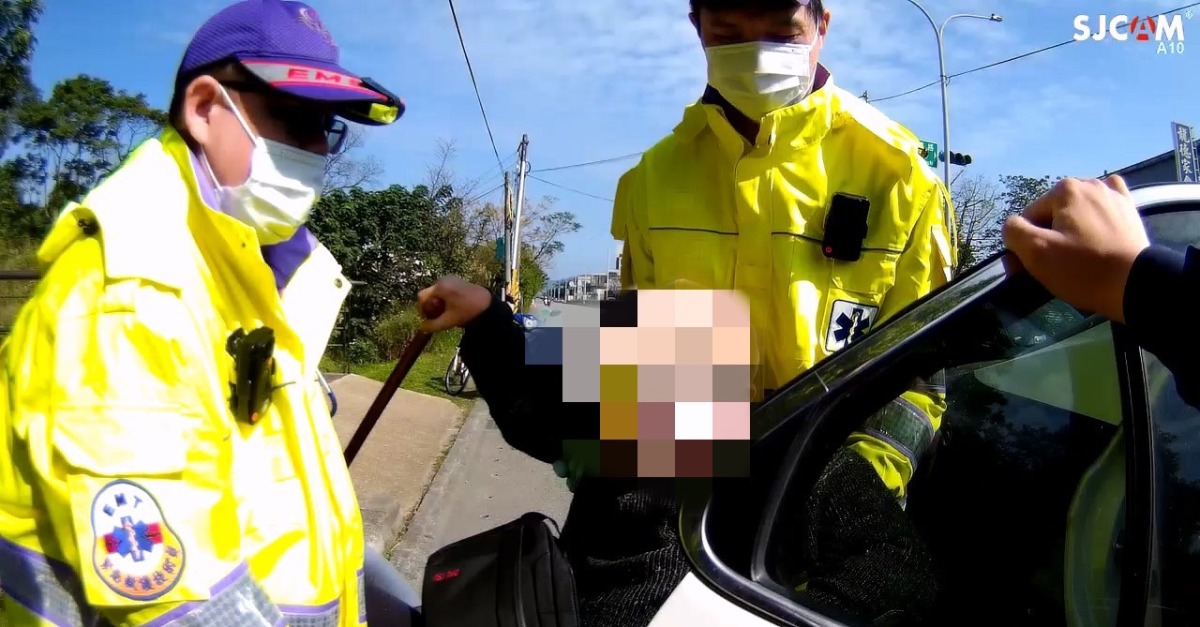 8旬榮民外出跌倒坐路旁 八德暖警護送平安返回 S 9764890
