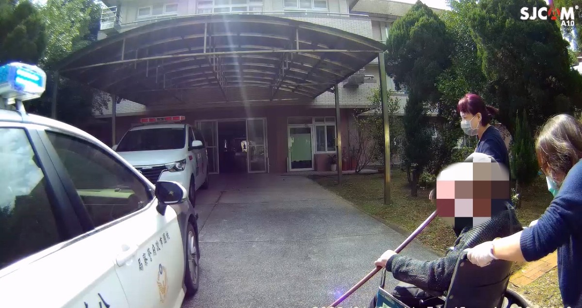 8旬榮民外出跌倒坐路旁 八德暖警護送平安返回 S 9764893