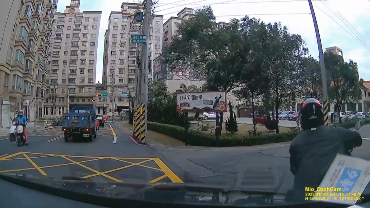 【有片】疑路肩硬擠超車 騎士慘遭右轉自小客擊落 SnapShot scaled