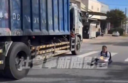 【有片】吸膠男躺路中險遭貨車撞 行為詭異引注目 SnapShot吸膠 e1673405439895
