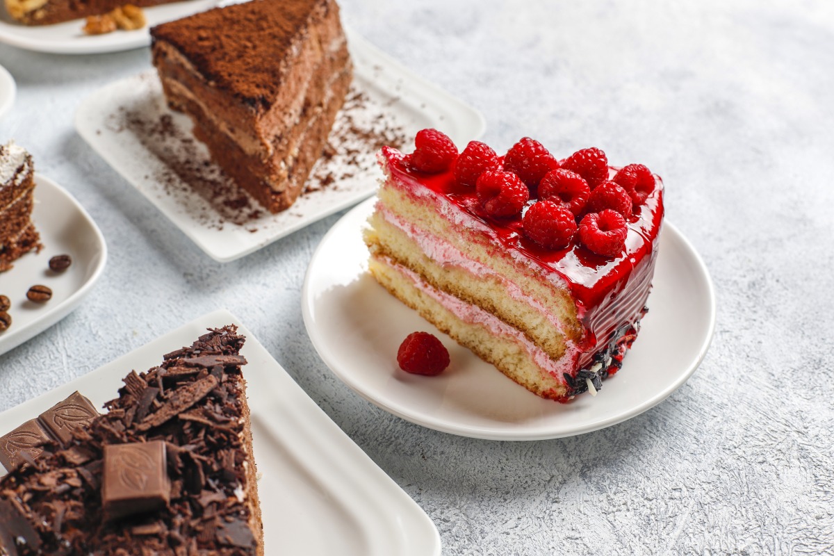 尾牙大啖美食 這2舉動恐讓你痛苦過年 assortment pieces cake
