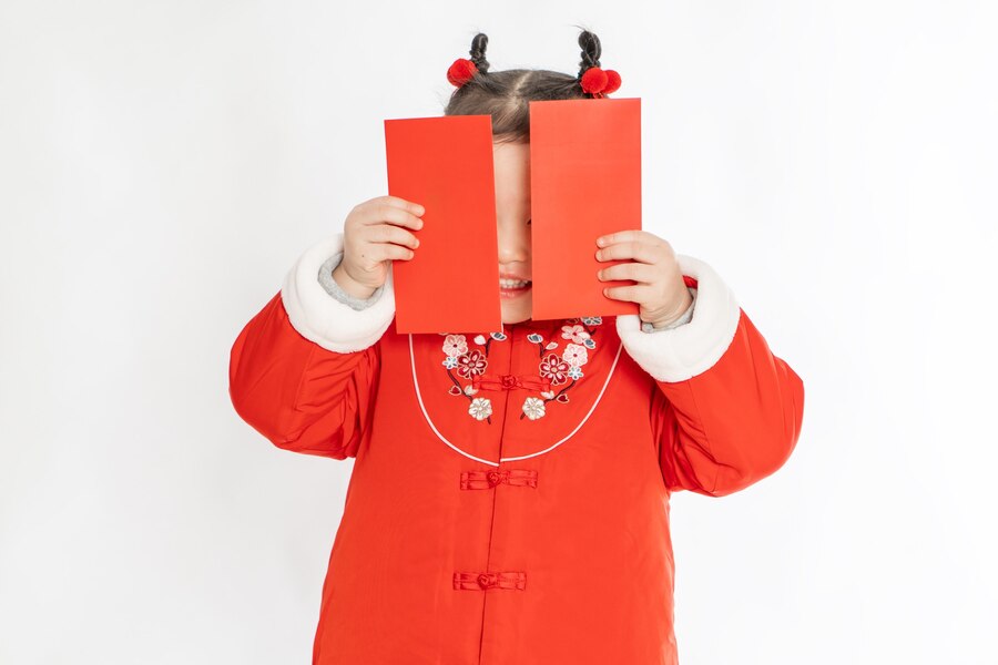 要包多少?過年紅包行情、禁忌報你知 little girl traditional chinese dress holds new year s red envelope her hand 1112 7545