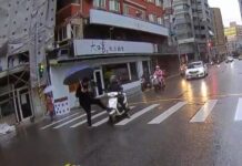 【有片】騎士拒禮讓行人!男戰鬥力點滿踹車反制 警:恐觸法