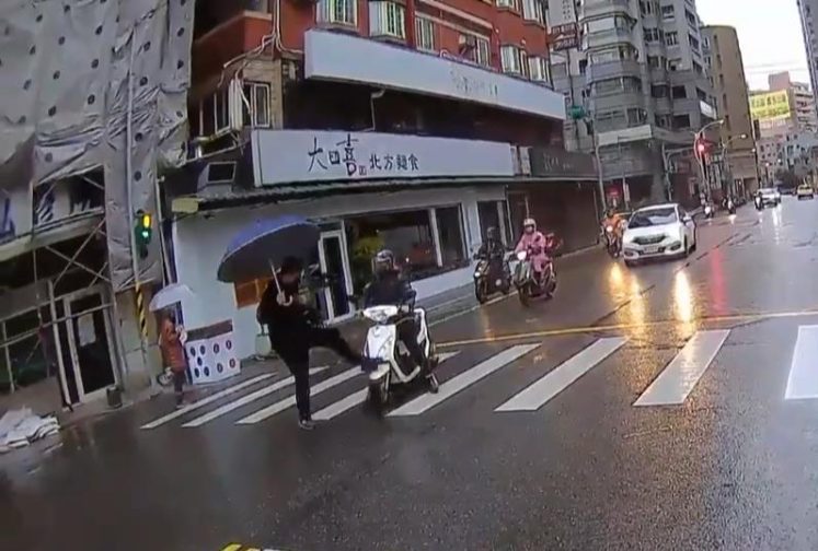 【有片】騎士拒禮讓行人!男戰鬥力點滿踹車反制 警:恐觸法 中壢踹機車 scaled e1673240737619