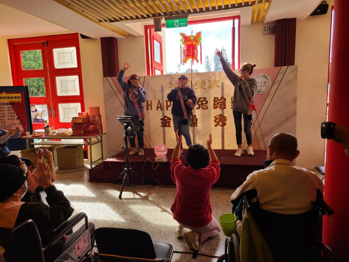 桃園榮家「HAPPY兔給樂金嗓秀」住民齊聚高歌迎新年 保健組護理同仁組女團原汁原味嗨翻全場 scaled