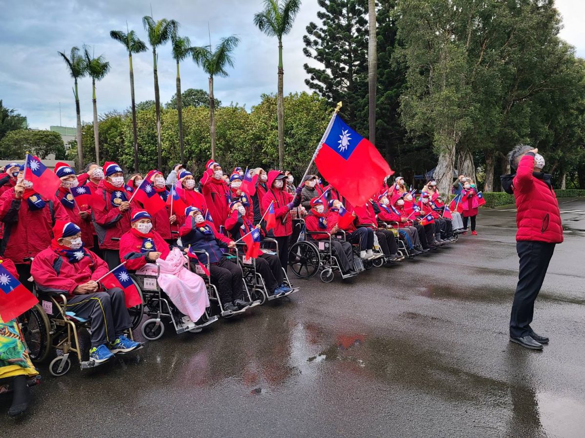 桃園榮家元旦升旗 住民齊聚國旗穹頂迎新年 元旦升旗典禮家主任帶領長輩升旗敬禮2 scaled