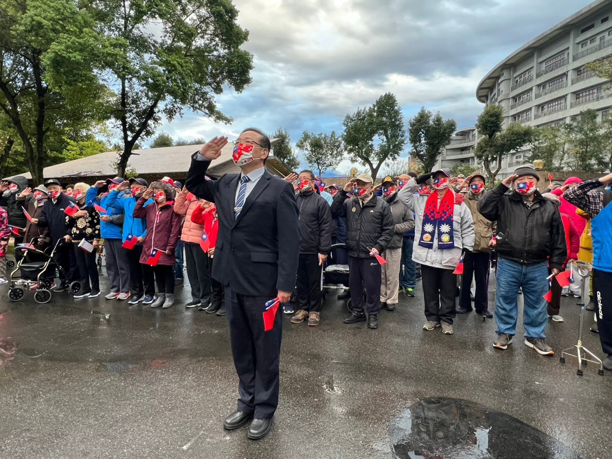 八德榮家元旦升旗 住民齊唱國歌喜迎新年 八德榮家主任酆世俊引領住民升旗